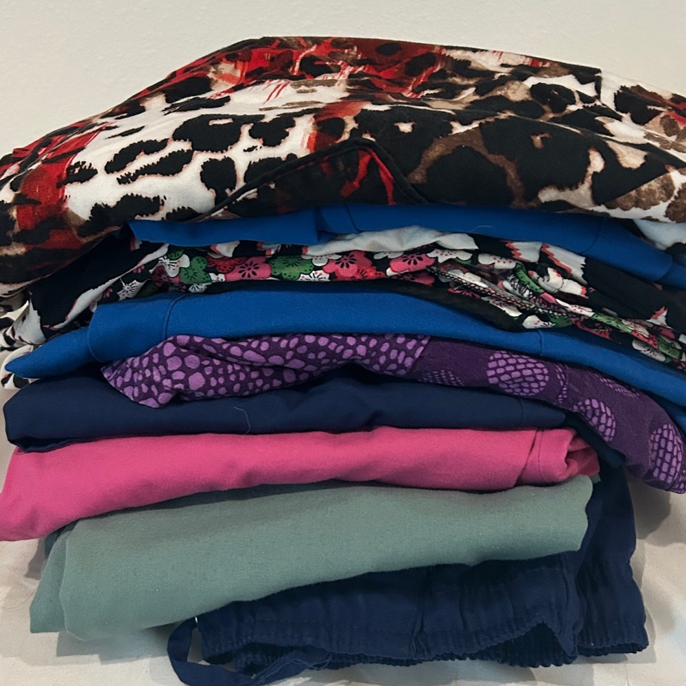 Bundle of Scrubs (6) Tops (4) pants | Size XS